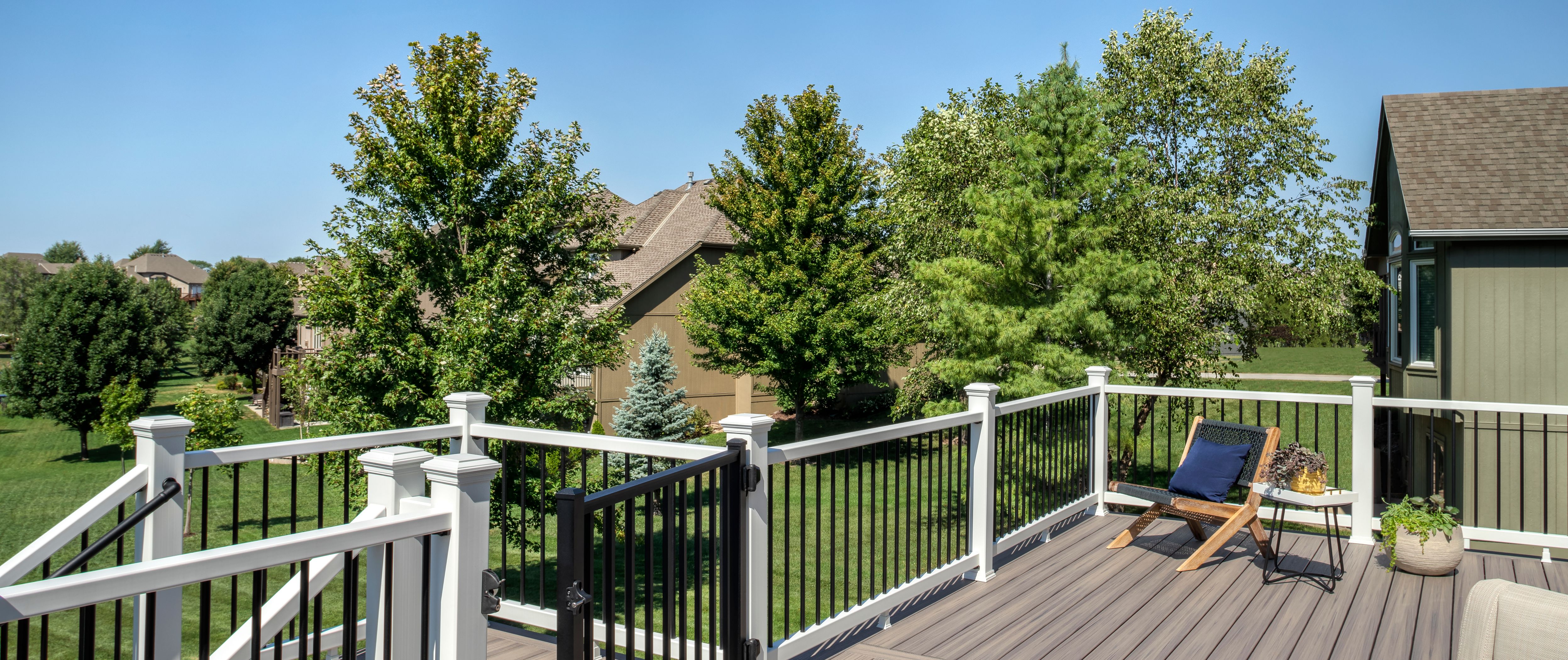 Deck store safety gate